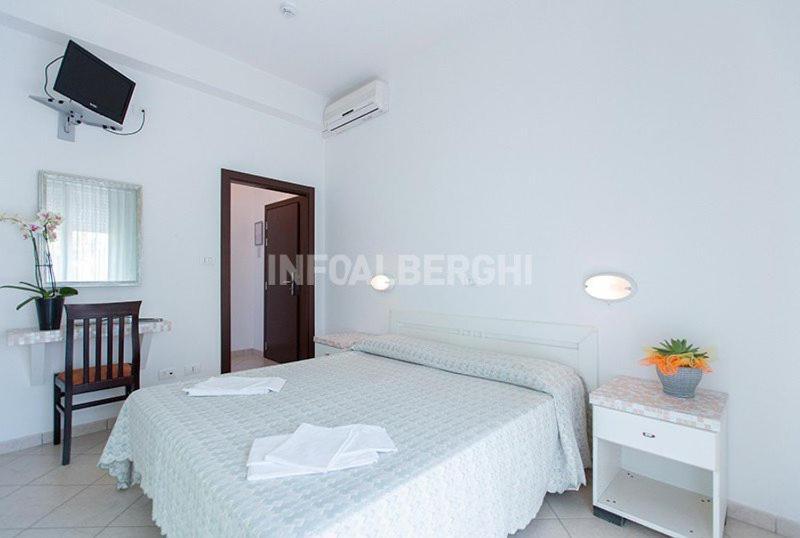 Hotel Napoleon San Mauro Mare Екстериор снимка